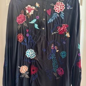 Johnny Was EUC XL Silk Black Floral Embroidered Blouse 🌸🐝🩷💙